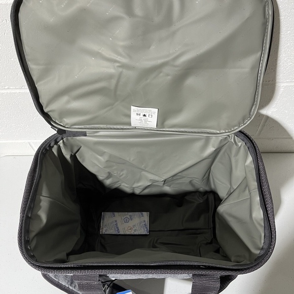 CleverMade Collapsible Insulated Tahoe Cooler 30 Can Bag 5 GAL 20L Gray - Picture 8 of 16